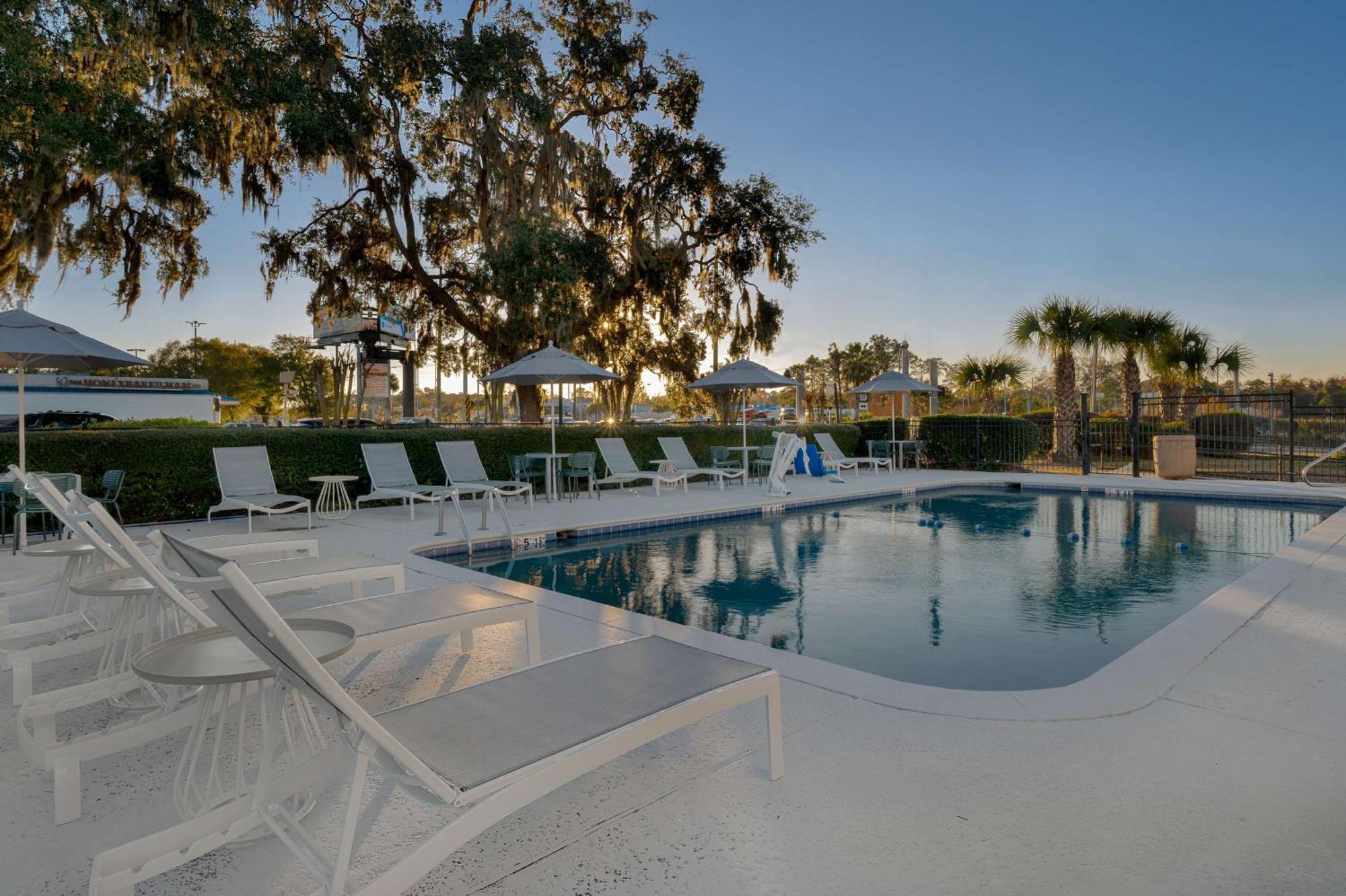 Spark By Hilton Savannah Midtown Exterior photo